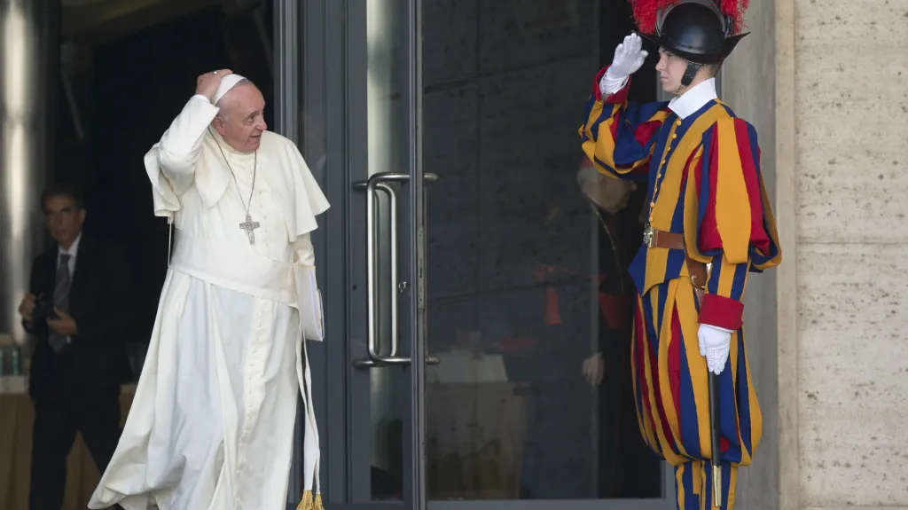 František opouští zasedání biskupské synody