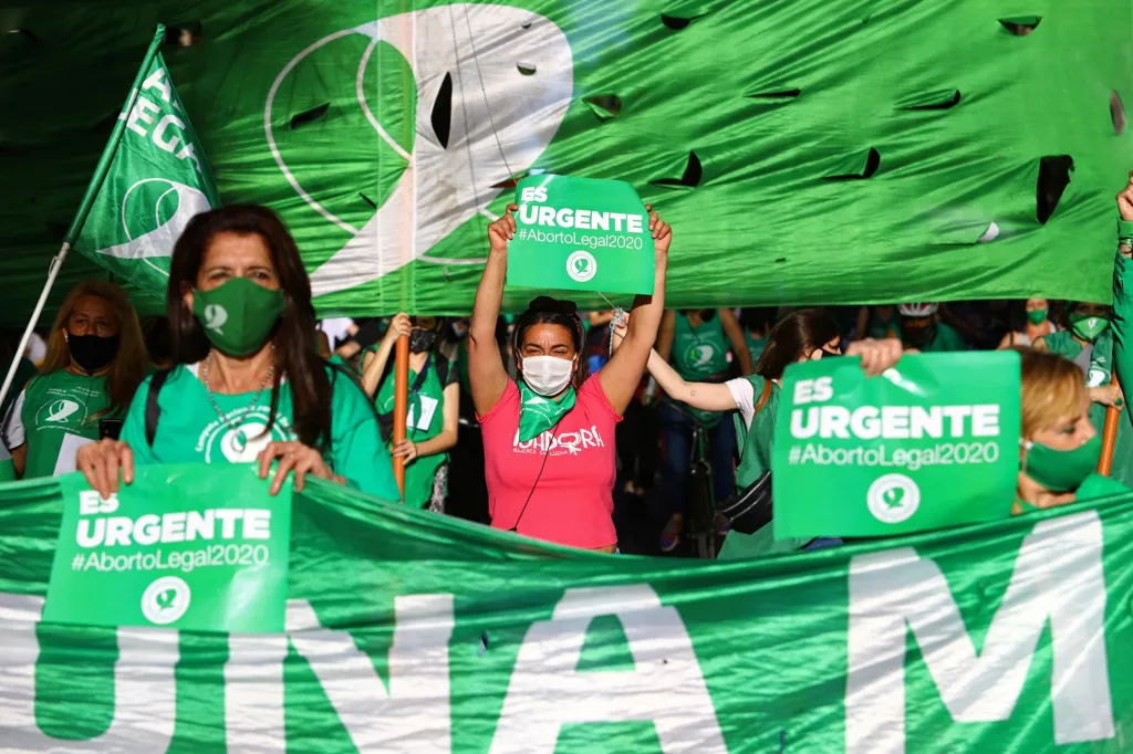 Stávka za právo na potrat v argentinském Buenos Aires. Prezident země dává ženám naději na beztrestnost umělého přerušení těhotenství