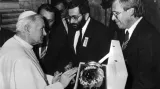 Papež Jan Pavel II. přebírá dar od čs. vládní delegace (1989)