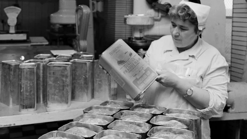 Výroba Pražské šunky v závodu Zvonařka v roce 1968