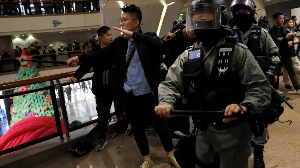 V hongkongském obchodním centru zasáhla pořádková policie