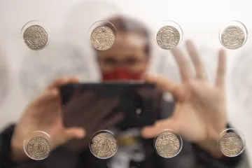 Peníze si do hrobu nevezmeš. Mince a bankovky budou k vidění v pardubickém muzeu