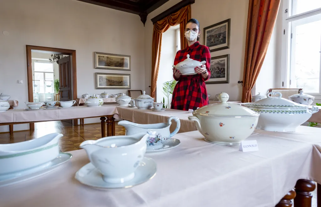 „V loňském roce bylo zrealizováno 18 akcí, plánovaných a neuskutečněných bylo 22, takže zhruba polovina. Když to srovnáme, tak v předloňském roce jich bylo 34,“ říká manažerka zámku Andrea Kadlecová