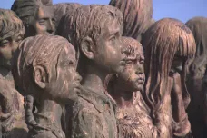 Lidický památník shání miliony na zrestaurování dětského sousoší, poničilo ho počasí