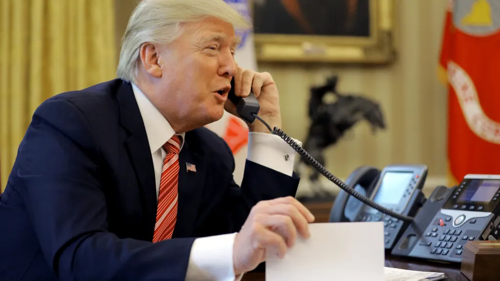 Telefonující Donald Trump