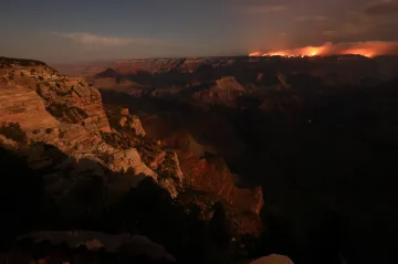 Oblast Grand Canyonu sužuje rozsáhlý požár, sežehl už desítky budov