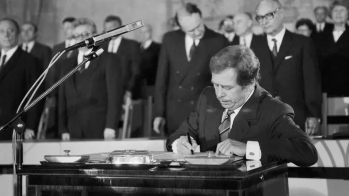 Alexander Dubček, Marian Čalfa a další ústavní činitelé přihlížejí, jak Václav Havel podepisuje 29. prosince 1989 prezidentský slib
