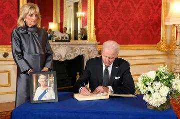 Přípravy na pohřeb Alžběty II. vrcholí. Do Londýna přijíždějí delegace z celého světa, dorazil už i Biden
