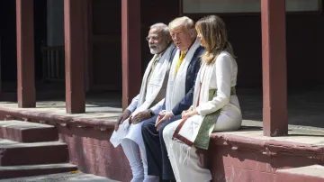 Americký prezident Donald Trump s chotí Melanií a indickým premiérem Naréndrou Módím na návštěvě Indie