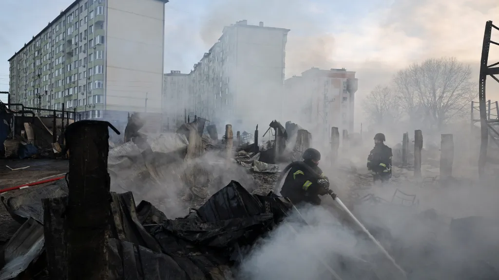 Záchranáři na místě zasaženého skladu v obci Novi Petrivci v Kyjevské oblasti