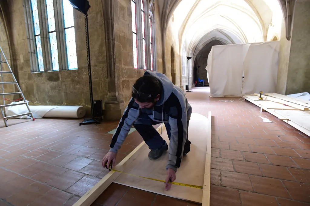 Sklon střechy totiž znovu otevře její okna přirozenému světlu. Takto osvětlený prostor uvidí návštěvníci poprvé po dlouhých desetiletích. Nová vestavba se vůči původní architektuře vymezí především materiálem. Odborníci použijí jen materiály, které se v té době nepoužívaly, tedy sklo, beton a ocel. Bude tedy jednoduše rozpoznatelné, co je původní konstrukce a co nová