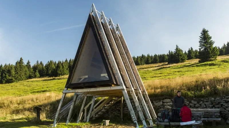 Nouzové útulny v Krkonoších čelí náporu turistů. Strážci parku nestíhají místa kontrolovat