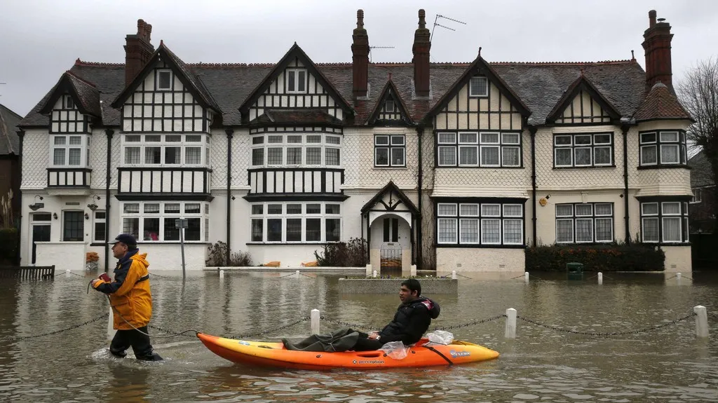 Anglii sužují záplavy