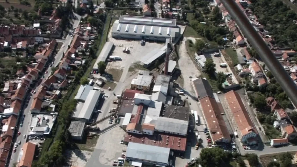 Rakovinotvorné fenoly se šířily z areálu továrny do okolí
