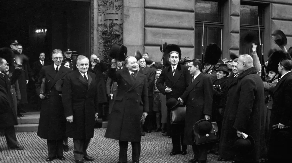 Kamil Krofta (druhý zleva) na snímku z roku 1937, kdy doprovázel francouzského ministra zahraničí Yvona Delbose (vpravo) při jeho odjezdu z Prahy