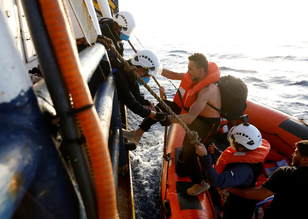 Migranti se pokoušejí dostat na záchrannou loď německé nevládní organizace Sea-Watch 3 během záchranné operace v mezinárodních vodách u Tuniska