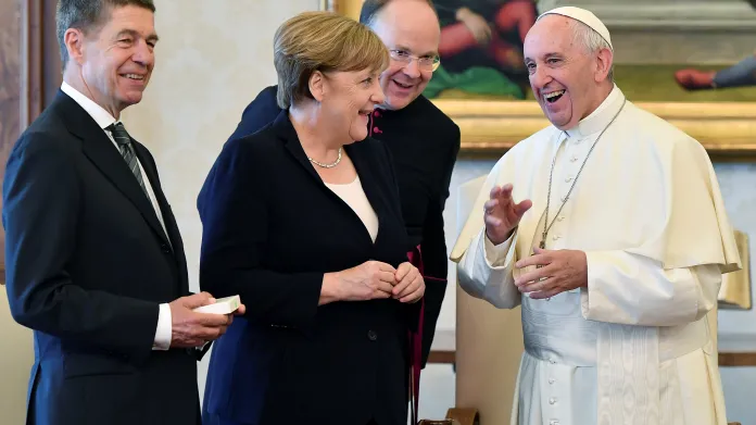 Angela Merkelové během audience u Františka