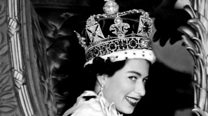 Alžběta II. odjíždí po korunovaci do Buckinghamského paláce