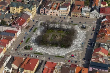 Občané Vysokého Mýta poděkovali zdravotníkům obří květinovou kresbou