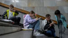 Děti se učí v kyjevském metru