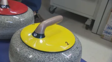 Curlingové kameny s magnetickým senzorem