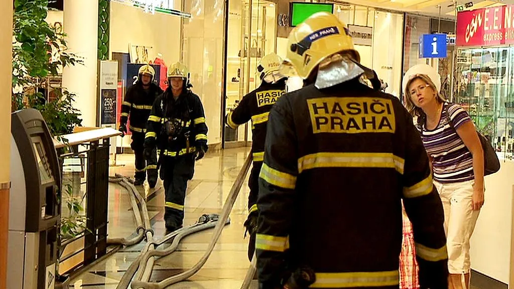 Hasiči uvnitř nákupního centra