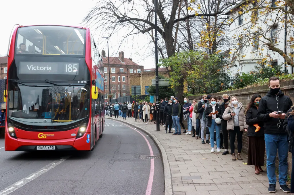 Britové čekají ve frontě na další dávku vakcíny proti covidové variantě omikron (14. prosinec 2021)