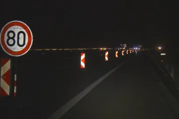 Dálnice D1 zůstane kvůli popadaným stromům na Vysočině zavřená až do rána