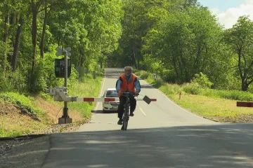 Nové štítky na přejezdech mají pomoct řidičům, kteří uváznou v kolejišti
