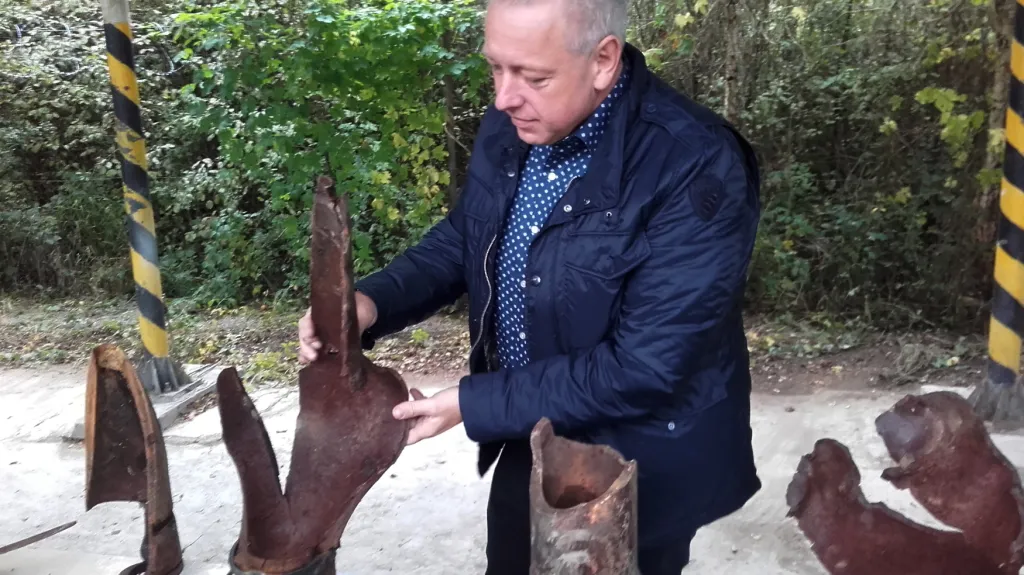 Milan Chovanec si ve Vrběticích prohlíží fragmenty munice