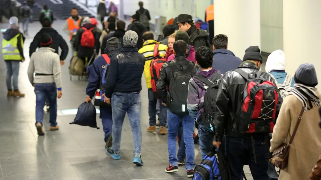 Migranti mířící z Německa do Švédska