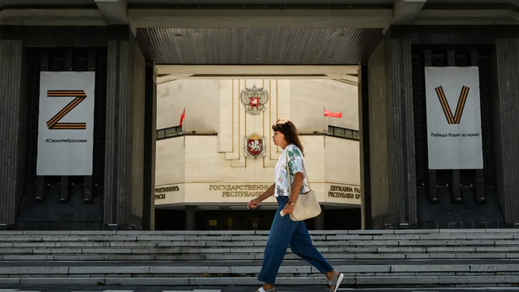 Státní budova takzvané „Krymské republiky“ ve městě Simferopol se symboly, které používá ruská invazní armáda v bojích proti Ukrajině