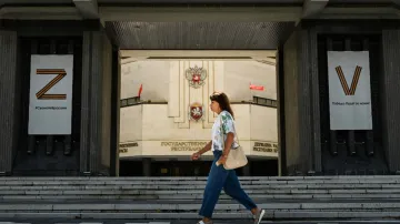 Státní budova takzvané „Krymské republiky“ ve městě Simferopol se symboly, které používá ruská invazní armáda v bojích proti Ukrajině