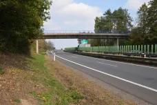 Most přes dálnici D46 na Prostějovsku je nebezpečný. Město ho nechá opravit