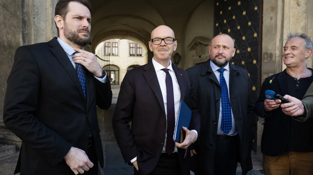 Zleva Prezident Unie orchestrálních hudebníků Jiří Dokoupil, ministr kultury Oto Klempíř a šéf pracovního týmu Rady hospodářské a sociální dohody pro kulturní otázky Jiří Horecký