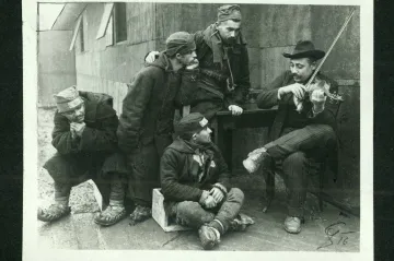 Unikátní snímky představují lágr Broumov. Táborem prošlo přes 30 tisíc zajatců