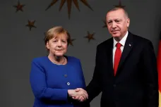 Erdogan vyzval EU k větší podpoře syrských běženců. Merkelová slíbila pomoc uprchlíkům z Idlibu