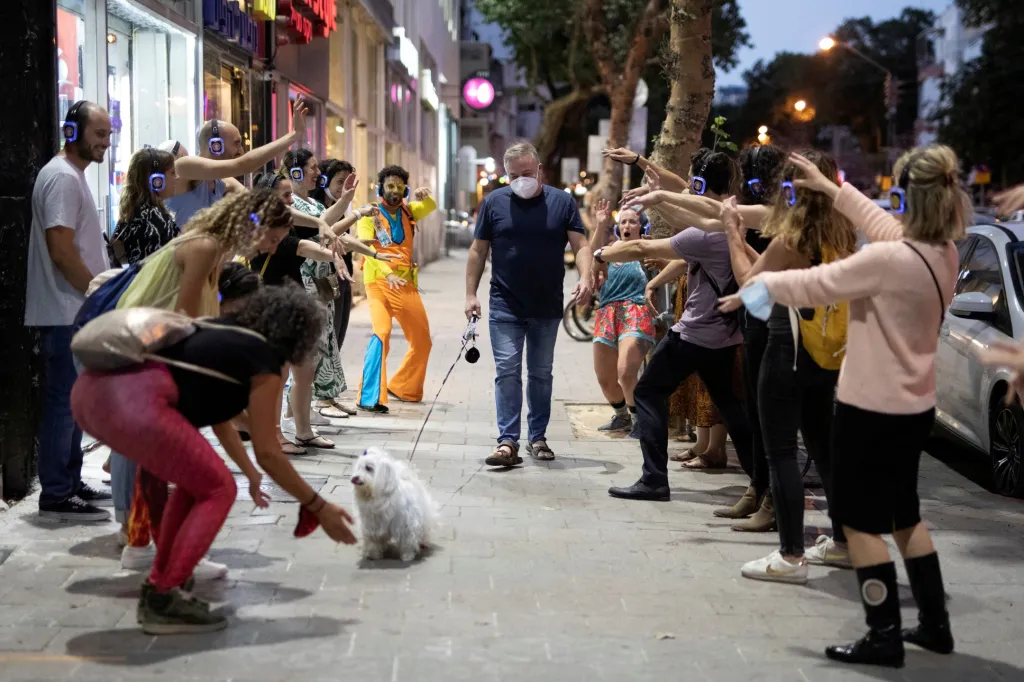 V Izraeli se skupinka mladých lidí v Tel Avivu vydala užít si „silent disco“. Jde o zábavu, kdy má člověk na uších sluchátka se svojí hudbou, na kterou tančí. Každý ve skupině poslouchá jinou hudbu, takže každý tančí v jiném rytmu