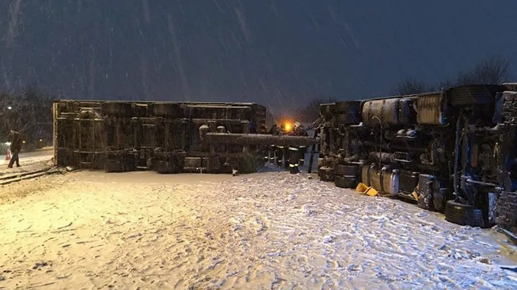 Převrácený kamion uzavřel dálnici D35 u Olomouce na 290. km ve směru na Ostravu
