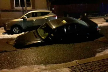 V centru Chebu se propadla silnice, v díře uvízl taxík