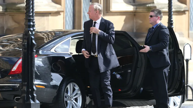 Mark Thatcher přichází do Westminsteru na mši