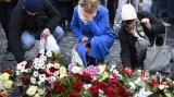 Lidé u pietního místa před Karolinem za oběti střelby na Filozofické fakultě Univerzity Karlovy