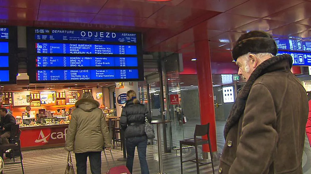 Seniorům končí poloviční jízdné