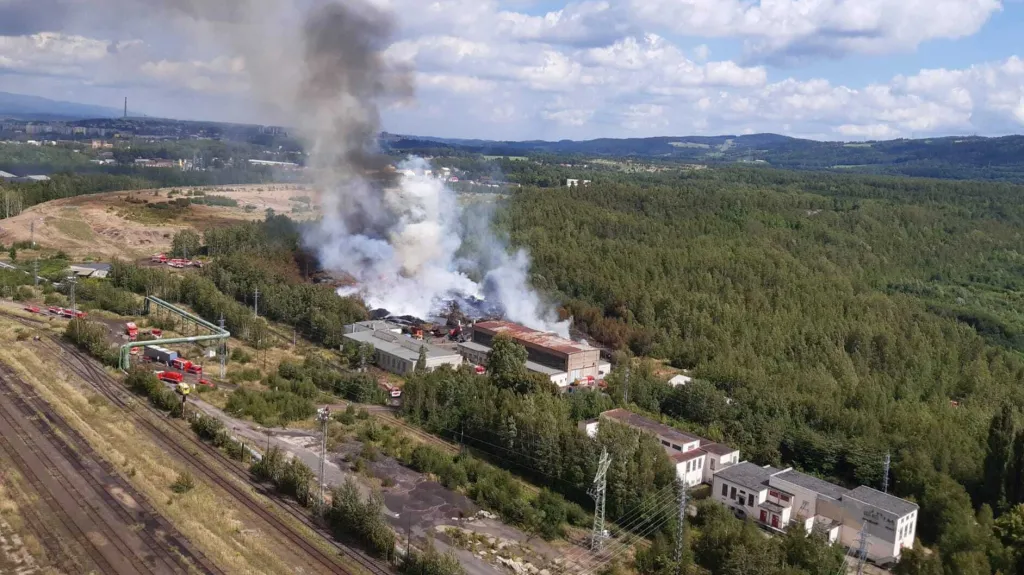 Požár skládky pražců u Tisové na Sokolovsku