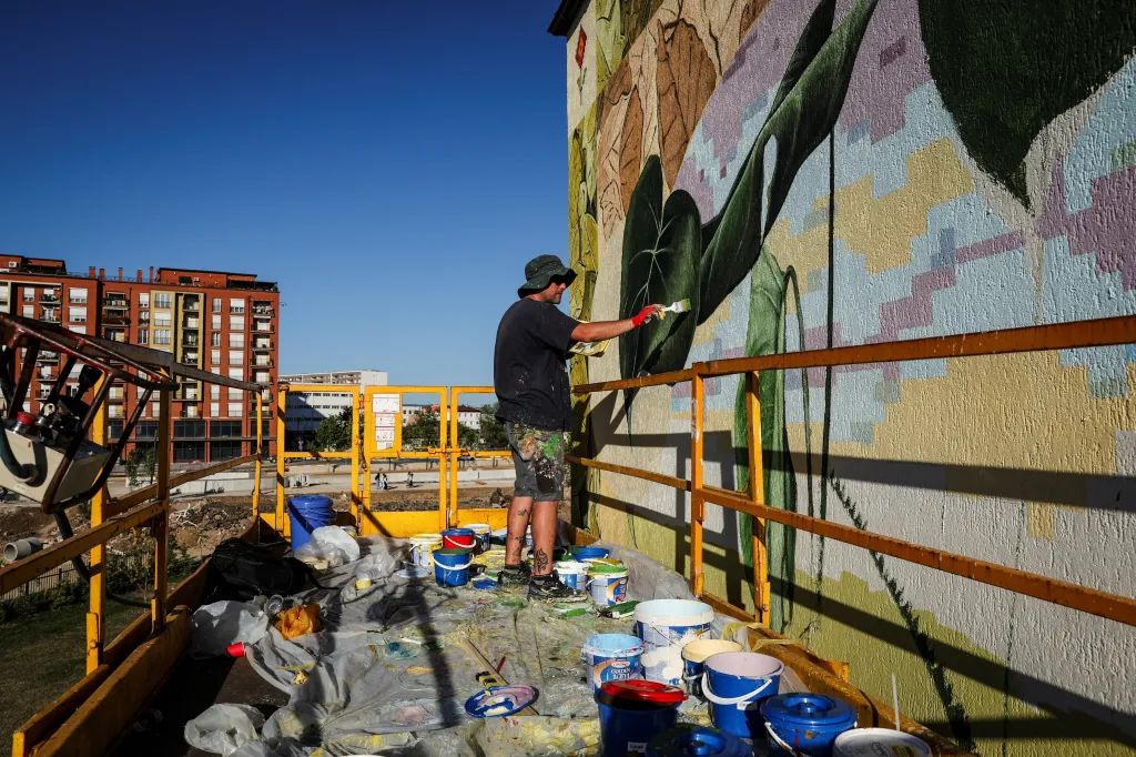 Další ročník Mural Festu Kosovo oživuje kosovské město Uroševac i připomíná těžké časy