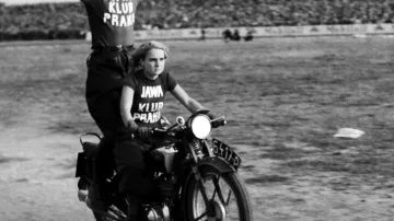 Jízda na motorce značky Jawa na snímku z roku 1936