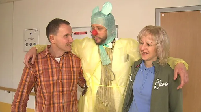 Klaun Lukáš Houdek s rodiči malého pacienta