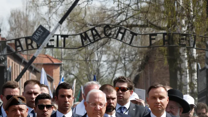 Areálem koncentračního tábora v Osvětimi prošel pochod živých