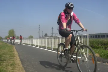 Z vlaku na kolo či koloběžku. Na nádražích se po zimní pauze otevřely půjčovny kol