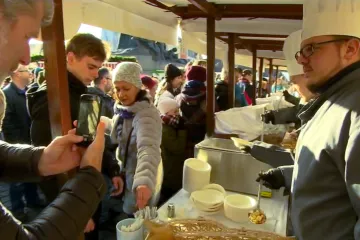 Tisíce lidí přišly na náměstí pro polévku. Praha 1 navařila letos lepší než magistrát, srovnávali lidé